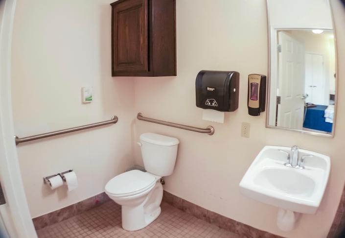 bathroom suite at the highlands at owasso